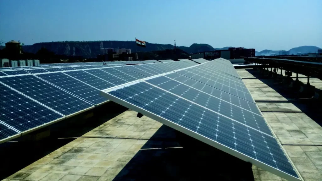 Cover image for छत पर Solar Rooftop लगवाएं या Solar Panels? जानिए कौन देगा ज्यादा बचत और बेहतर बिजली